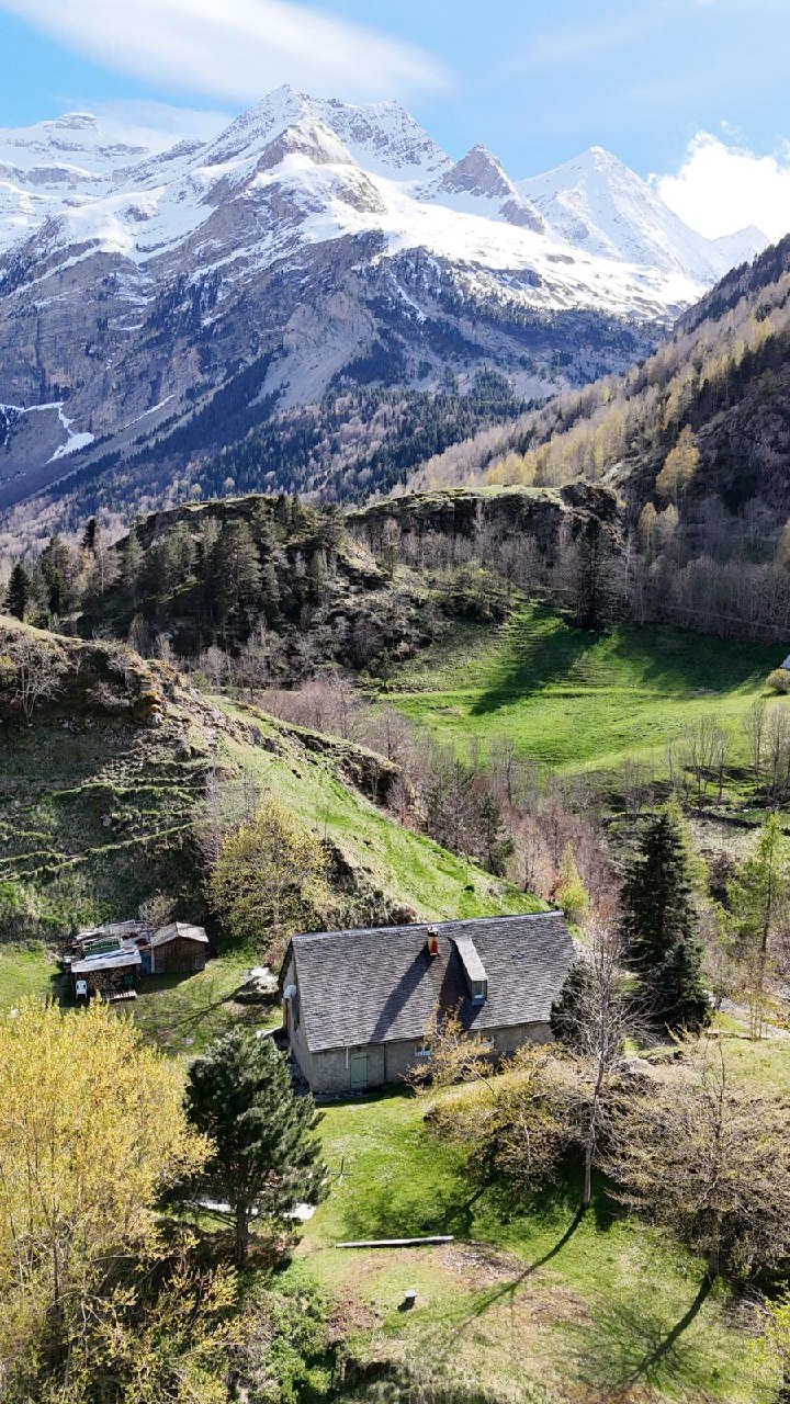 Le gîte blotti au creux des montagnes